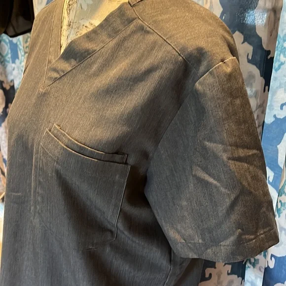 Figs Technical gray v neck front pocket scrub top size small - Picture 5 of 10